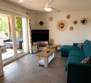 Tv, ett bordtennisbord och böcker