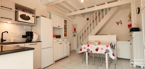 Kühlschrank, Mikrowelle, Ofen, Geschirrspüler