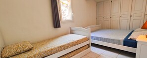 2 Schlafzimmer, Reisekinderbett