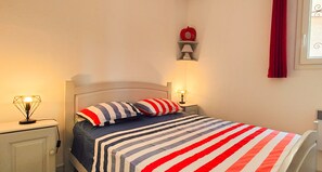 2 Schlafzimmer, Reisekinderbett
