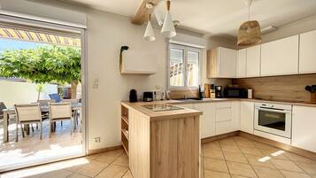 Fridge, microwave, oven, stovetop