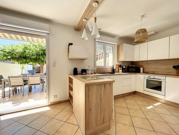 Fridge, microwave, oven, stovetop - Vias Plage - Villa avec piscine privée (Vias)