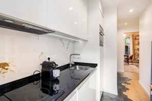 Kjøleskap, mikrobølgeovn, ovn og kokeplater