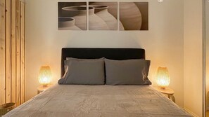 1 habitación, escritorio, tabla de planchar con plancha y cuna de viaje