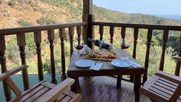 Deluxe Tree House, River View | 1 bedroom, Egyptian cotton sheets, premium bedding, free minibar items