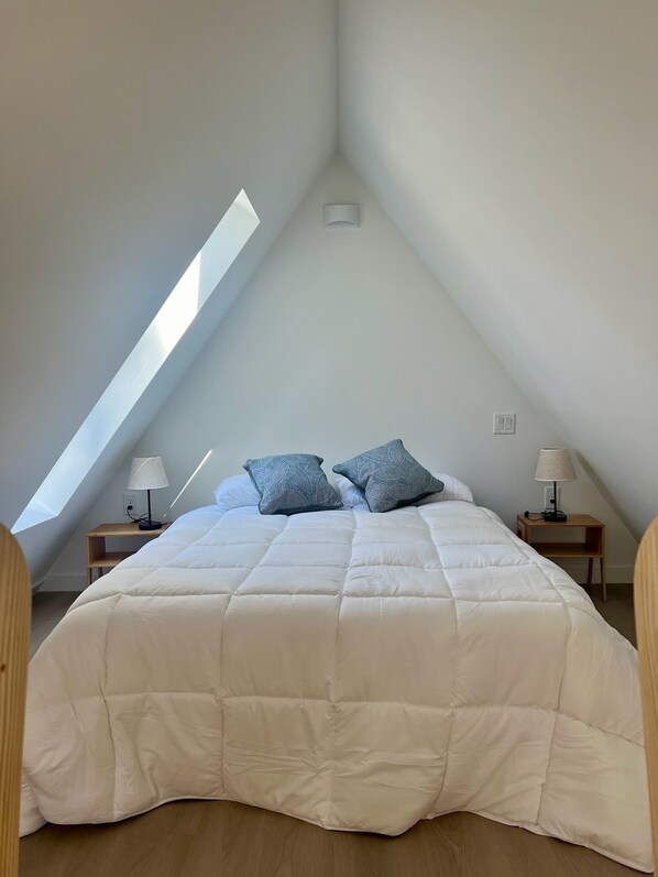 Premium bedding, laptop workspace, free WiFi, bed sheets