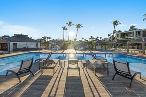 A heated pool - Oceanfront Penthouse Condo in Prime Location near Beaches (Kamuela)