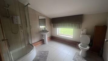 公寓 | 浴室 | 淋浴設備、免費盥洗用品、吹風機、毛巾