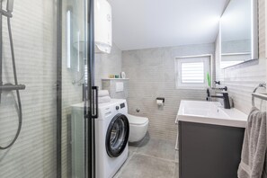 Studio | Bathroom | Shower, hair dryer, towels, toilet paper - Studio SB (Rovinj)