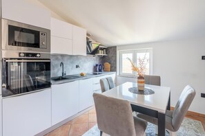 Studio | Eget kjøkken | Kjøleskap, mikrobølgeovn, ovn og kokeplater