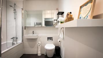 Apartment | Bathroom | Combined shower/bathtub, deep-soaking bathtub, towels, toilet paper