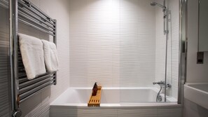 Apartment | Bathroom | Combined shower/bathtub, deep-soaking bathtub, towels, toilet paper - Cozy Luxury City Apartment in Central Bracknell (Bracknell)