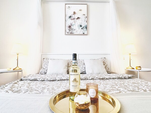 2 bedrooms, iron/ironing board, WiFi, bed sheets - Wonderful luxurious apartment in best area/ Duomo/1-10 guests/Family/Friends (Firenze)