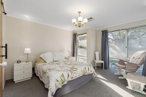 5 bedrooms, bed sheets