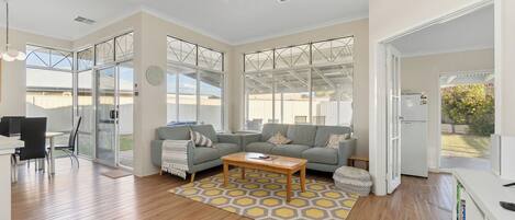 TV, mesa de pingue-pongue