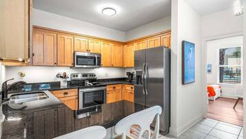 Réfrigérateur, micro-ondes, four, plaque de cuisson