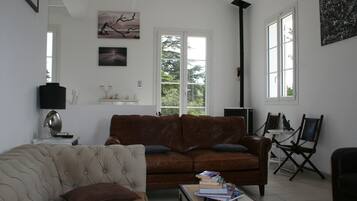 Télévision, table de tennis de table, livres, chaßne hi-fi