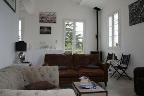 TV, table tennis, books, stereo