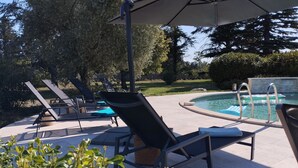 Ein Poolbereich mit Liegestühlen.