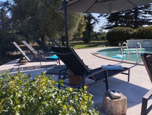 Ein Poolbereich mit Liegestühlen.