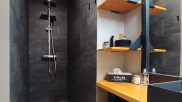 Douche, sèche-cheveux, serviettes fournies, savon