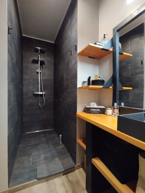 Dusche, Haartrockner, Handtücher, Seife