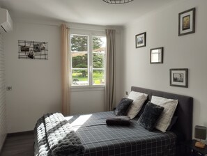 3 Schlafzimmer, Schreibtisch, Bügeleisen/Bügelbrett, Reisekinderbett