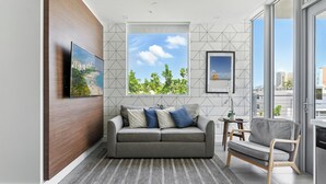 デザイン アパートメント | リビングルーム | 42 インチの液晶テレビ (ケーブル放送視聴可)