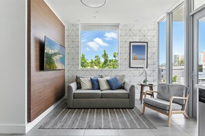 Apartamento de diseño | Sala de estar | Televisión LCD de 42 pulgadas con canales por cable