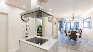 LÀgenhet - 2 sovrum - balkong - utsikt mot floden | Eget kök | KylskÄp, mikrovÄgsugn, ugn och spishÀll