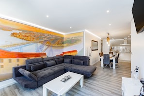 Appartement, 2 chambres, balcon, vue fleuve | Coin séjour