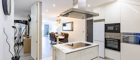 Departamento, 2 habitaciones, balcón, vista al río | Cocina privada | Refrigerador, microondas, horno y parrilla de estufa