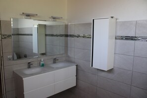 Chuveiro, secador de cabelo, toalhas de banho