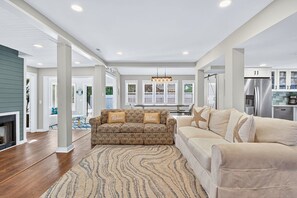 Smart-TV, Kamin, Tischfußball, Tischtennisplatte