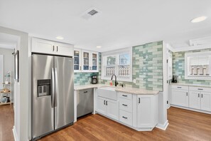 Kühlschrank, Mikrowelle, Geschirrspüler