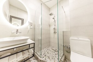 Family Quadruple Room, Balcony | Bathroom | Free toiletries, hair dryer, slippers, bidet - Doors Hotel (Tbilisi)