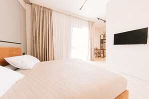 Yhden hengen businesshuone | Ylelliset vuodevaatteet, memory foam -patjalliset sängyt, työpöytä