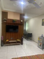 Suíte executiva, várias camas, vista para a cidade | Escrivaninha, quartos à prova de som, Wi-Fi de cortesia