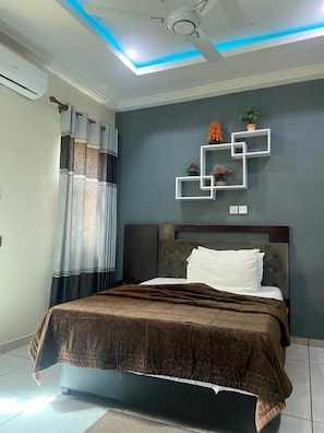 Standard Single Room | Desk, soundproofing, free WiFi - ULTIMATE HOTEL (Mile 11)