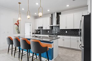 冷蔵庫、電子レンジ、オーブン、コンロ