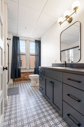 Hair dryer, towels - Clay St. Suite - American Hall (Millersburg)