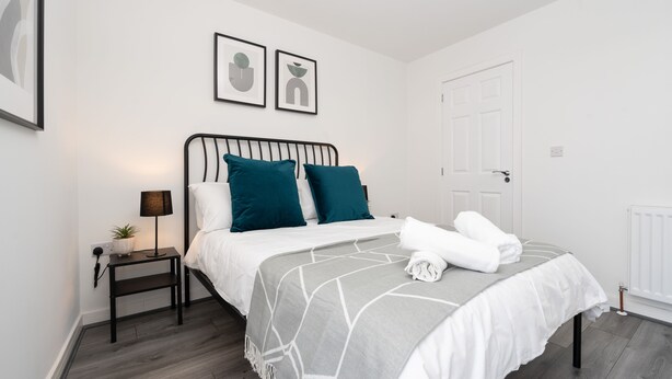 4 bedrooms, iron/ironing board, free WiFi, bed sheets - Perfect Modern 4 bedroom House in Liverpool with Garden - Free Wi-Fi - Parking (Tuebrook)
