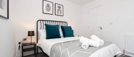 4 bedrooms, iron/ironing board, free WiFi, bed sheets