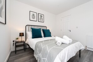 4 bedrooms, iron/ironing board, free WiFi, bed sheets - Perfect Modern 4 bedroom House in Liverpool with Garden - Free Wi-Fi - Parking (Tuebrook)