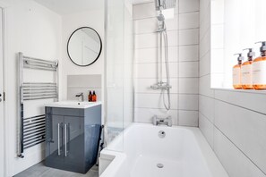 Secador de cabelo, toalhas de banho, sabonete, shampoo