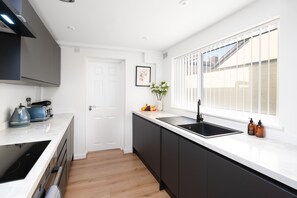 Geladeira, micro-ondas, fogão, lava-louças