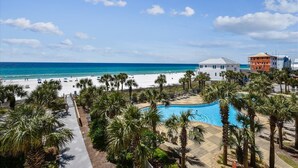 Ett semesterhotell med pool, strand och utsikt över havet.