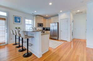 KĂŒhlschrank, Mikrowelle, Herdplatte, GeschirrspĂŒler