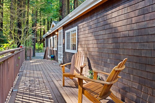 Casa De Flores ~ Creekfront, Dog Friendly, Redwoods
