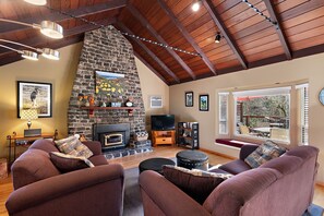 スマートテレビ、暖炉、DVD プレーヤー、卓球台